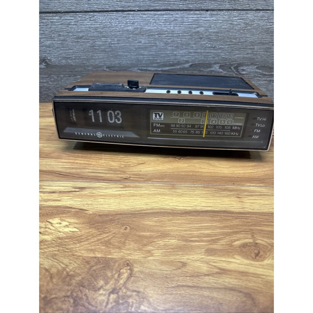 1970’s General Electric Flip Clock Radio TV Model 7-4460A Radio Tested working